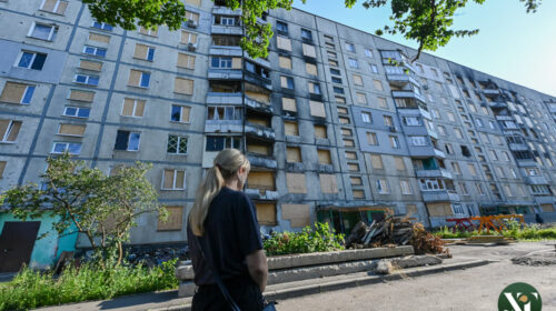 Жінка біля непридатного для жила після російських обстрілів будинку на Північній Салтівці,Харків