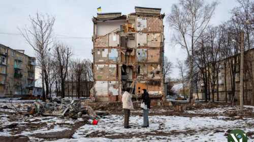 Частково зруйнований російською ракетою 23 січня 2024 року житловий будинок на вул. Академіка Проскури, 9в, селище Жуковскького, Харків. Місцеві жителі