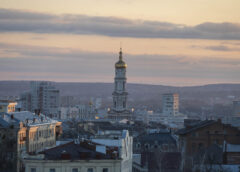Панорама центру Харкова з дзвіницею Свято-Успенського собору на тлі заходу сонця, весняний вечір у місті, Харків, весна 2026 року