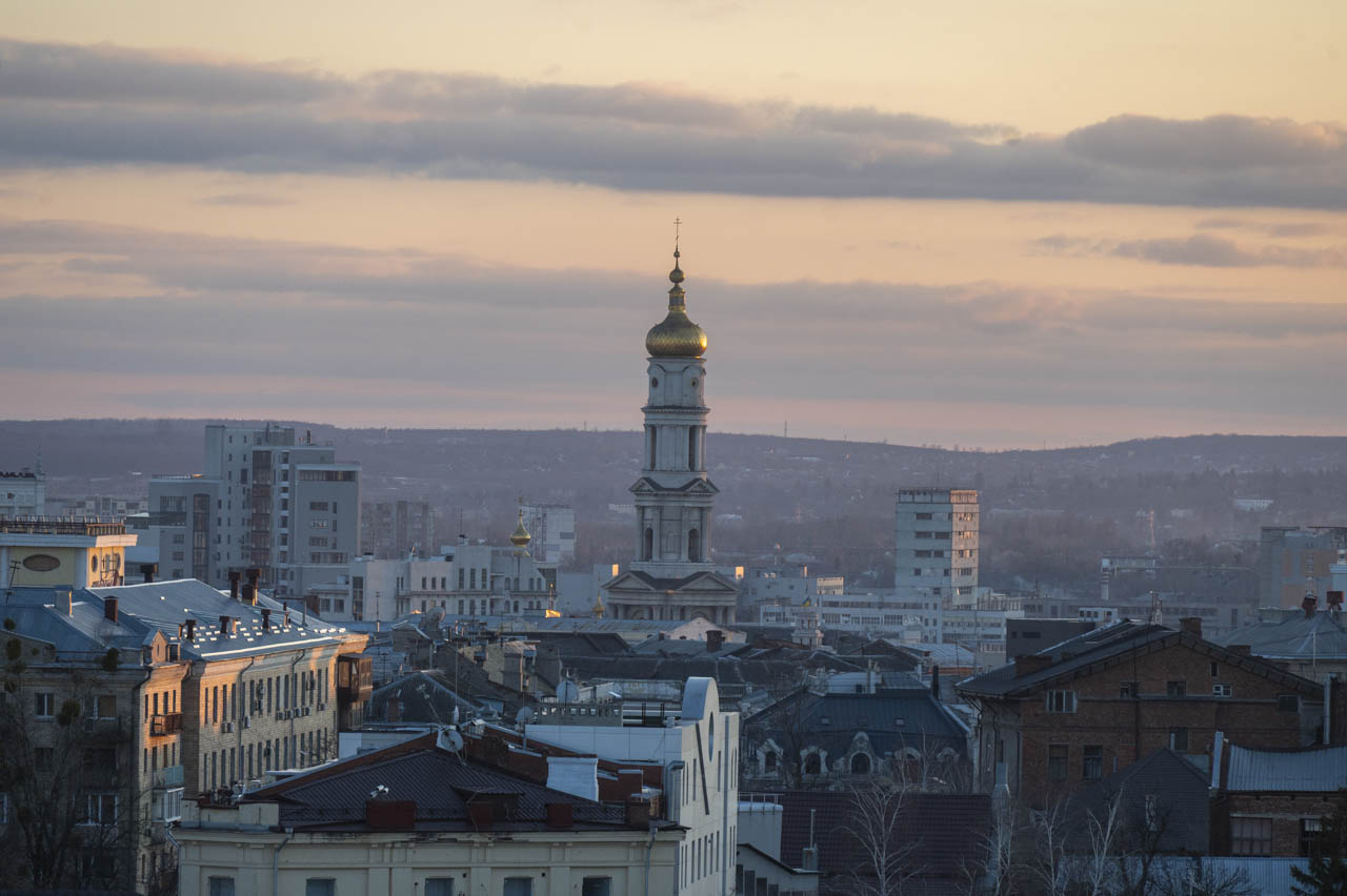 Панорама центру Харкова з дзвіницею Свято-Успенського собору на тлі заходу сонця, весняний вечір у місті, Харків, весна 2026 року