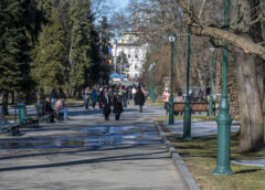 Алея в саду Шевченка у Харкові вдень 8 березня 2026 року, весна