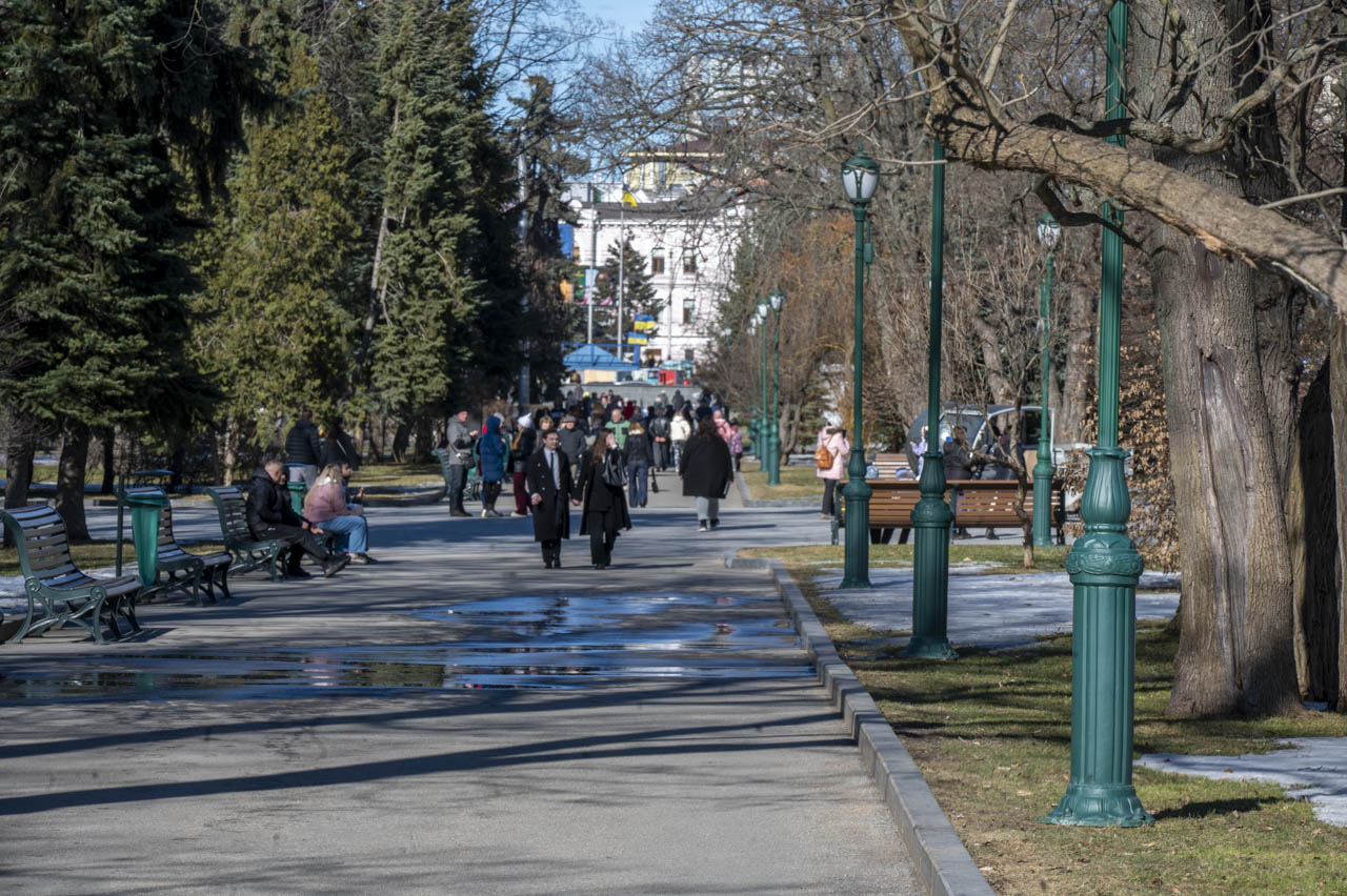 Алея в саду Шевченка у Харкові вдень 8 березня 2026 року, весна