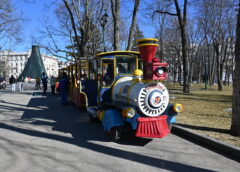 Дитячий прогулянковий автопоїзд у Саду Шевченка в центрі Харкова під сонячним весняним світлом, 8 березня 2026 року