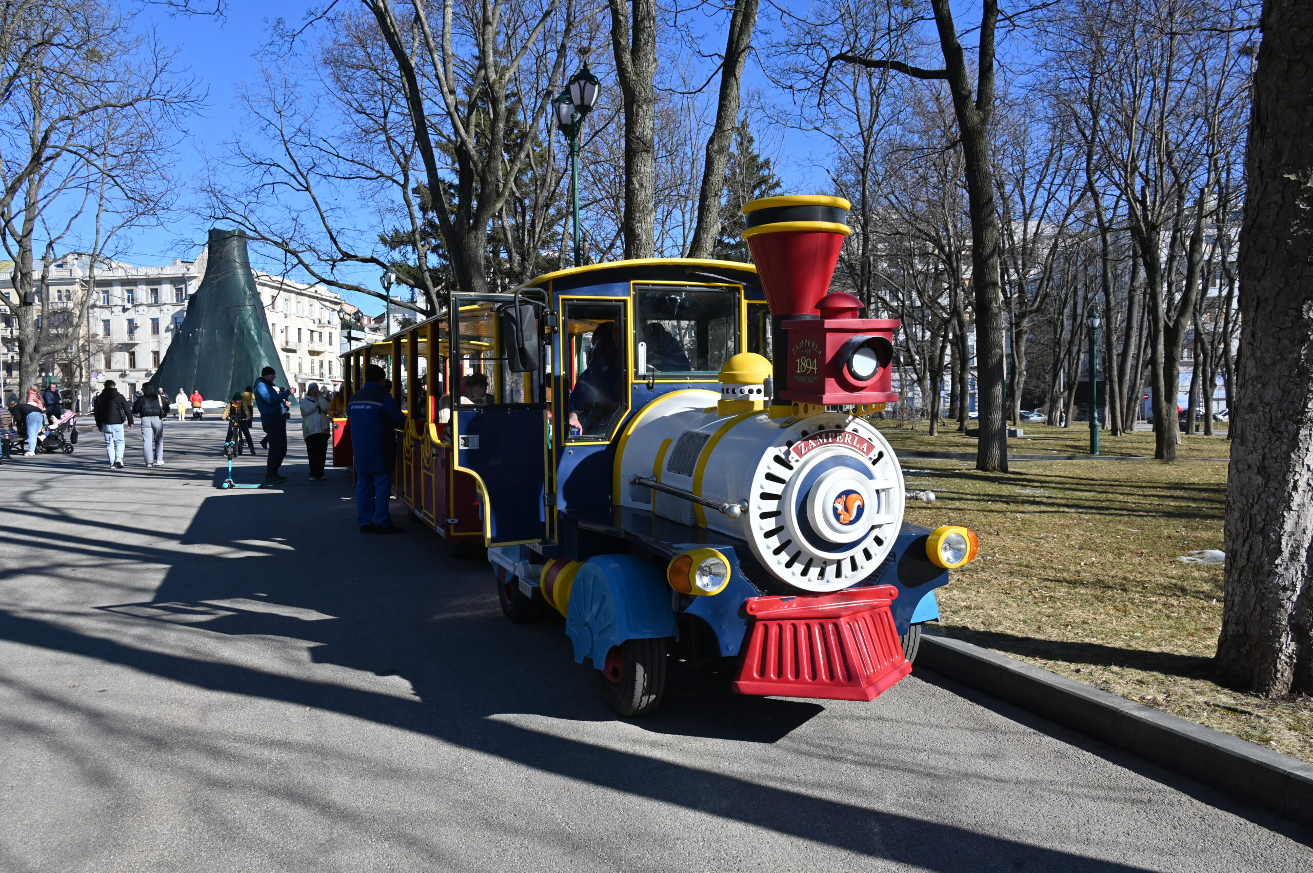Дитячий прогулянковий автопоїзд у Саду Шевченка в центрі Харкова під сонячним весняним світлом, 8 березня 2026 року