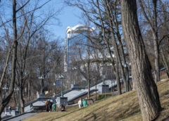 Каскад у Саду Шевченка в Харкові 8 березня 2026 року, весна, сонячна погода, відвідувачі прогулюються територією