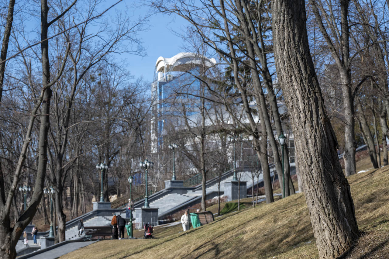 Каскад у Саду Шевченка в Харкові 8 березня 2026 року, весна, сонячна погода, відвідувачі прогулюються територією