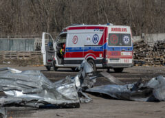 Машина швидкої допомоги біля уламків конструкцій на території підприємства після удару російського дрона по м'ясокомбінату у Харкові, 11 березня 2026 року