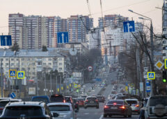 Вид на район Павлове Поле з проспекту Науки у Харкові ввечері 12 березня 2026 року, весна