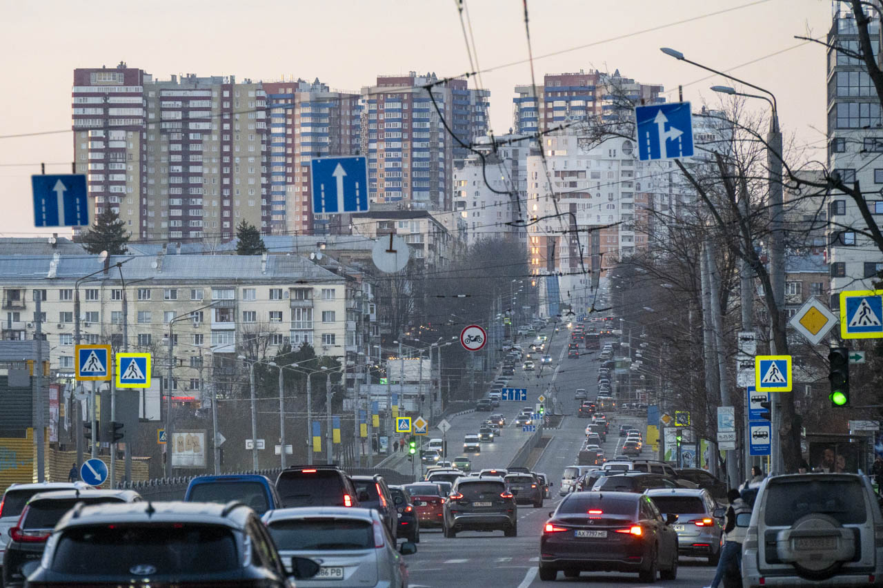 Вид на район Павлове Поле з проспекту Науки у Харкові ввечері 12 березня 2026 року, весна