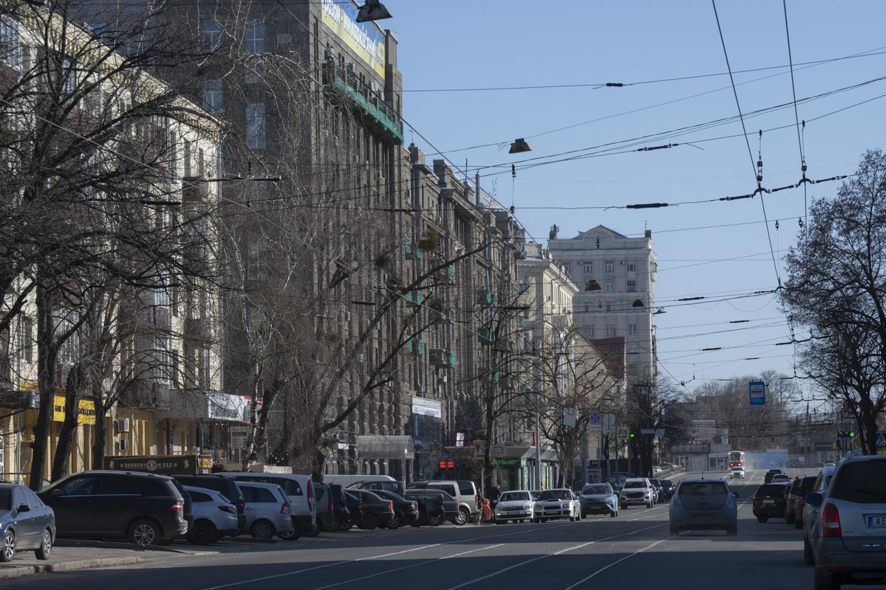Вулиця Євгена Котляра у Харкові у сонячний весняний день, вигляд міської вулиці та забудови, березень 2026 року