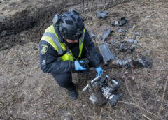 Експерт-криміналіст поліції оглядає уламки російського дрону біля місця влучання у Харкові 16 березня 2026 року під час слідчих дій