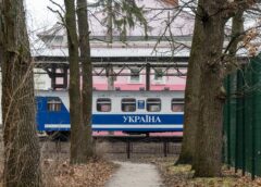 Поїзд дитячої залізниці «Мала Південна» на станції «Парк» у Харкові 20 березня 2026 року, весна