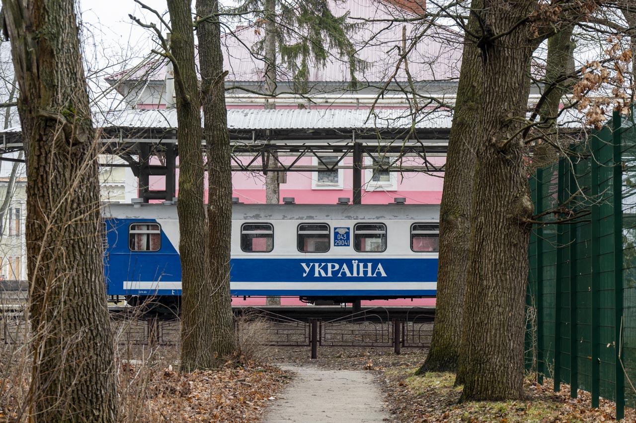 Поїзд дитячої залізниці «Мала Південна» на станції «Парк» у Харкові 20 березня 2026 року, весна
