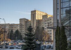 Головний корпус Харківського національного університету імені Каразіна на майдані Свободи, 4 у центрі Харкова взимку, 27 лютого 2026 року