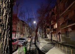 Німецький в’їзд у центрі Харкова у вечірньому світлі, тиха міська вулиця навесні, Харків, весна 2026 року