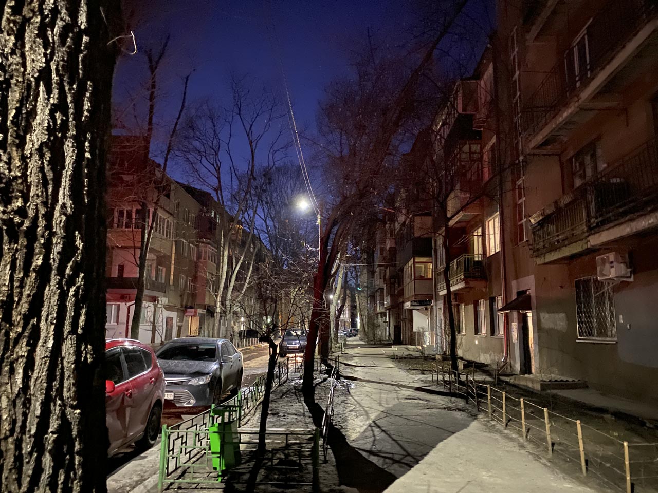 Німецький в’їзд у центрі Харкова у вечірньому світлі, тиха міська вулиця навесні, Харків, весна 2026 року