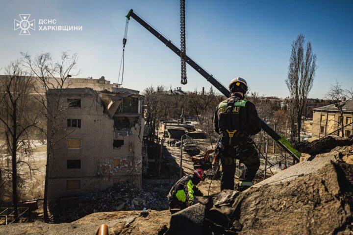 Демонтаж уламків будинку рятувальниками після ракетного удару у Харкові, березень 2026