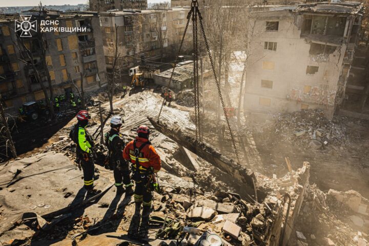 Скупчення бетонних уламків після ракетного удару у Харкові, березень 2026