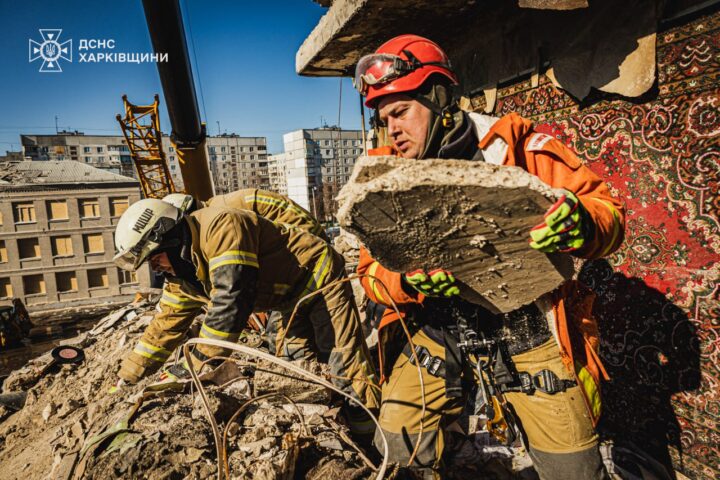 Розбір завалів рятувальниками після удару у Харкові, березень 2026