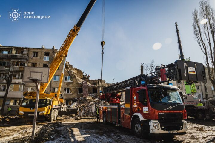 Рятувальники розбирають завали після ракетного удару у Харкові, березень 2026