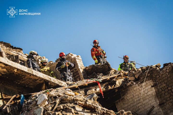 Команди ДСНС працюють на місці руйнування у Харкові, березень 2026
