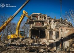 Робота важкої техніки для розбору руйнувань у Харкові, березень 2026