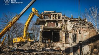 Робота важкої техніки для розбору руйнувань у Харкові, березень 2026