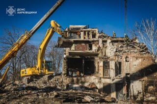 Робота важкої техніки для розбору руйнувань у Харкові, березень 2026