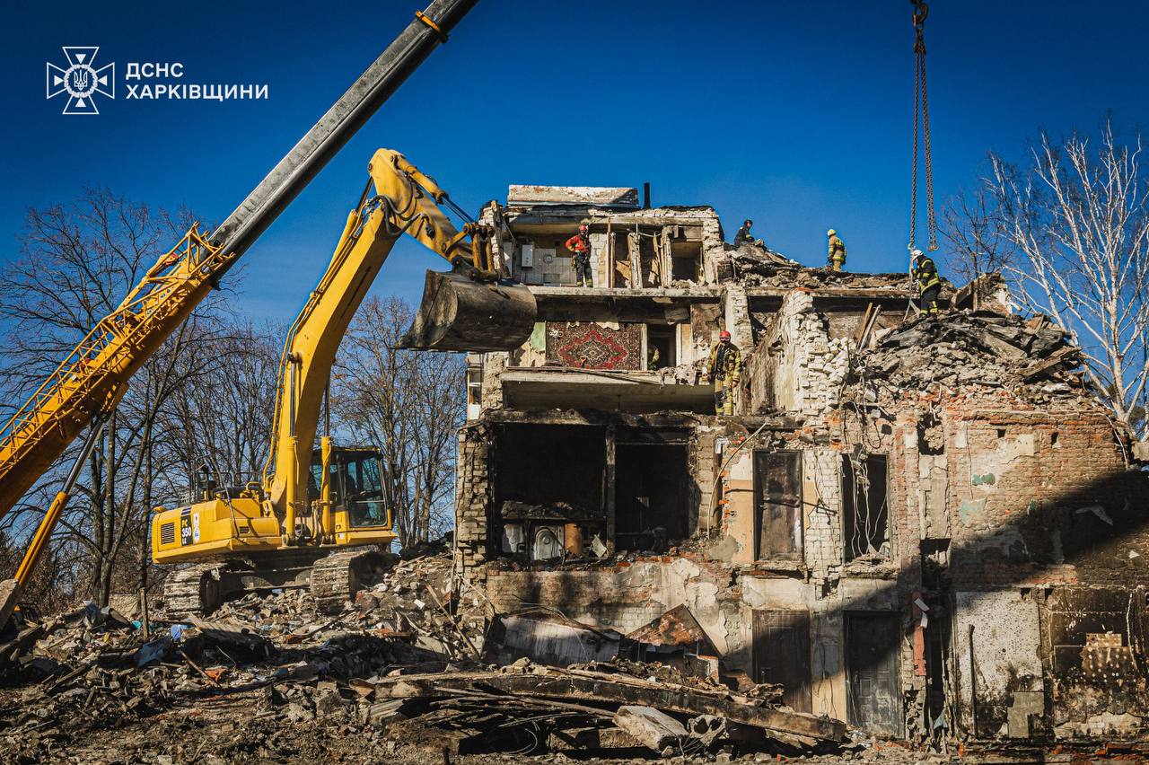 Робота важкої техніки для розбору руйнувань у Харкові, березень 2026