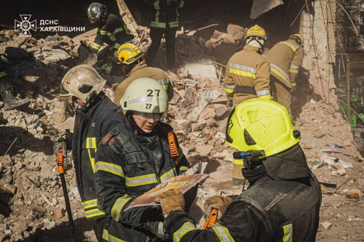 Перевірка завалів рятувальниками на місці події у Харкові, березень 2026