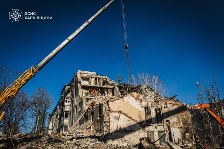 Демонтаж залишків зруйнованого під’їзду рятувальниками Харкова, березень 2026