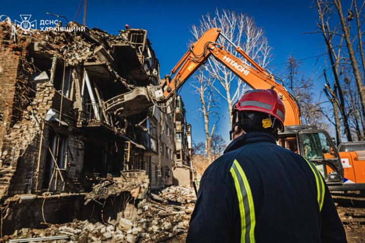 Рятувальники розбирають завали п’ятиповерхового будинку у Харкові, березень 2026