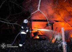 Пожежу після удару дрона по приватному сектору ліквідовують у Харкові