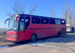 Пошкоджений рейсовий автобус після удару БпЛА на Харківщині