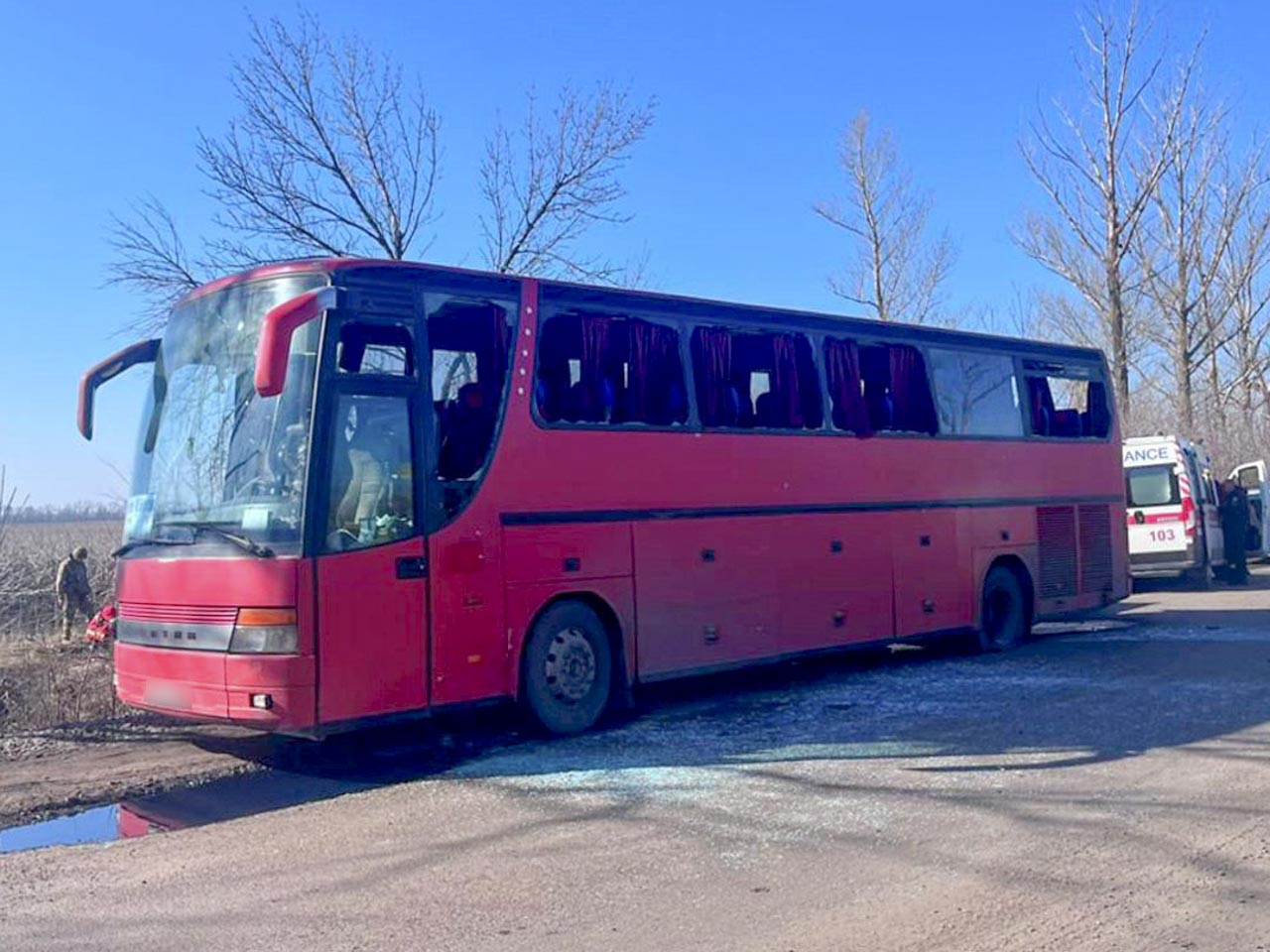 Пошкоджений рейсовий автобус після удару БпЛА на Харківщині