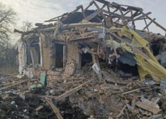 Пошкоджений обстрілом житловий будинок із вибитими вікнами та руйнуваннями в Ізюмі Харківської області після ударів