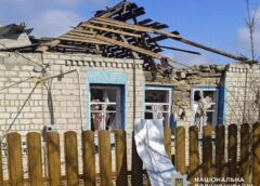 Пошкоджений російським обстрілом приватний житловий будинок у Харківській області
