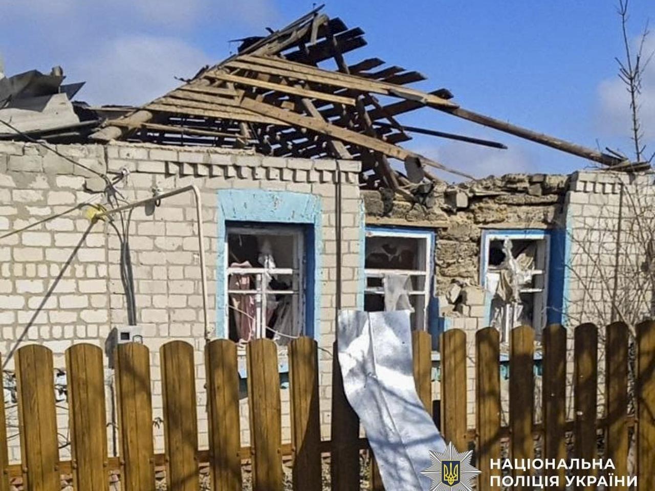Пошкоджений російським обстрілом приватний житловий будинок у Харківській області