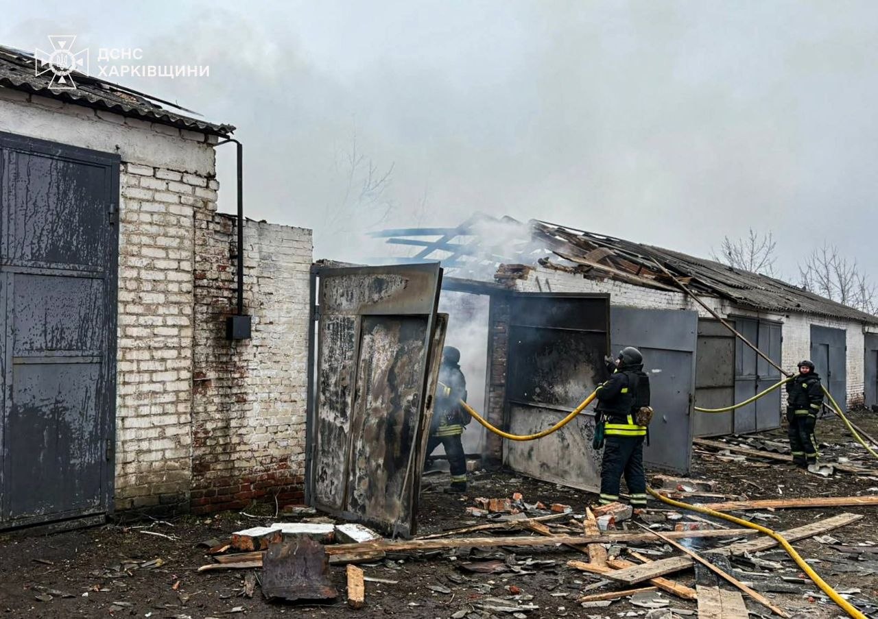 Пожежу на території медичного закладу ліквідовують рятувальники після атаки російських безпілотників у Харківській області
