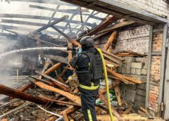 Рятувальники ліквідовують пожежу на території медичного закладу після удару російських безпілотників у Харківській області