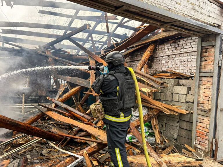 Рятувальники ліквідовують пожежу на території медичного закладу після удару російських безпілотників у Харківській області