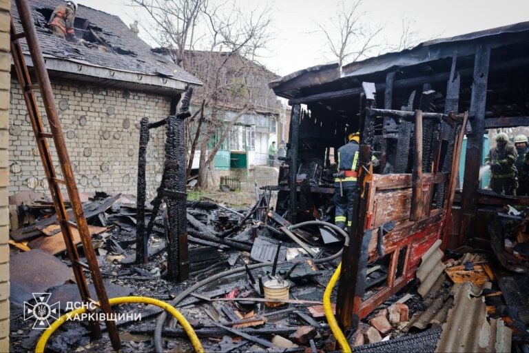Рятувальники гасять пожежу у приватному секторі Харкова в Новобаварському районі