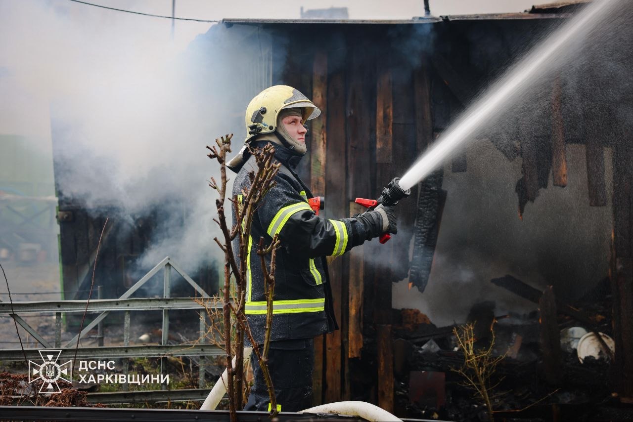 Пожежу в приватному секторі Харкова в Новобаварському районі ліквідовують рятувальники