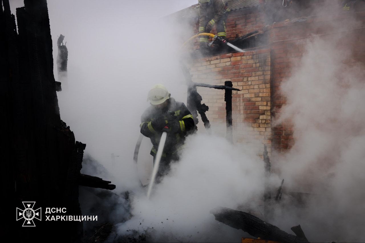 Рятувальники ліквідовують пожежу в житловій забудові Харкова в Новобаварському районі