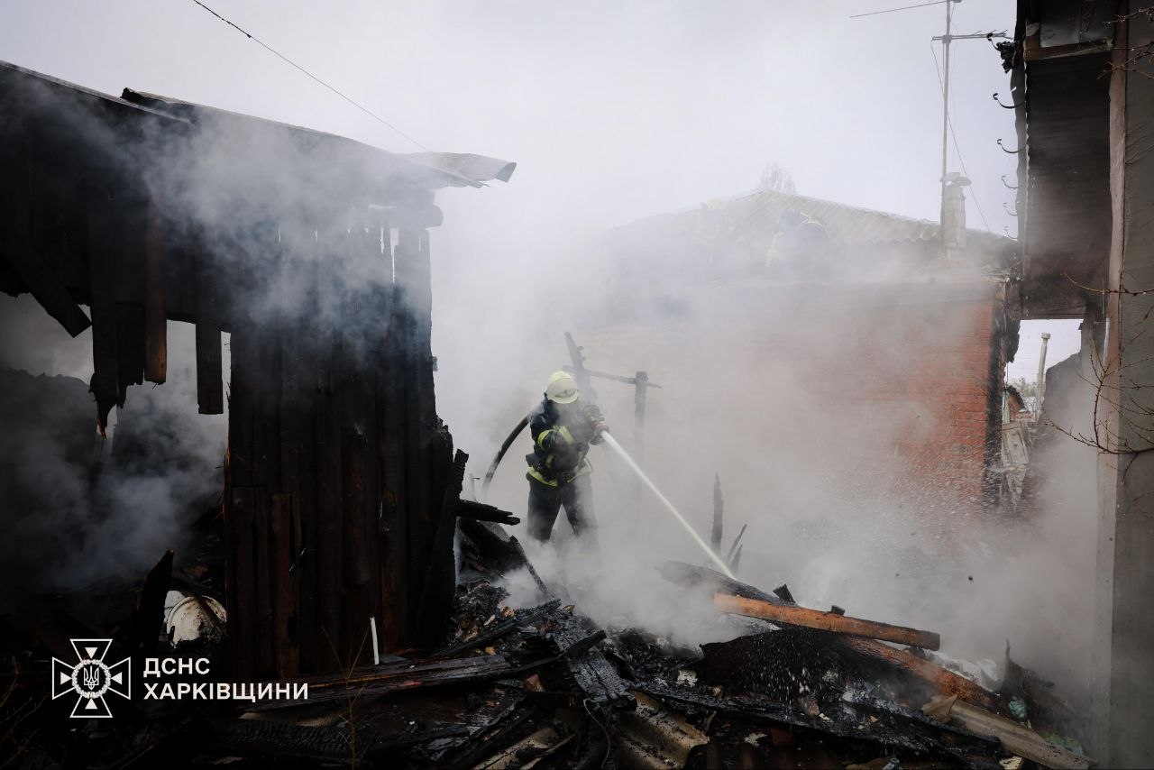 Гасіння пожежі рятувальниками у приватному секторі Харкова в Новобаварському районі