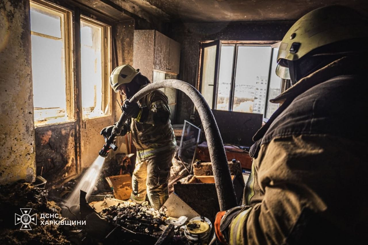 Пожежу в квартирі багатоповерхового будинку у Харкові ліквідовують рятувальники ДСНС