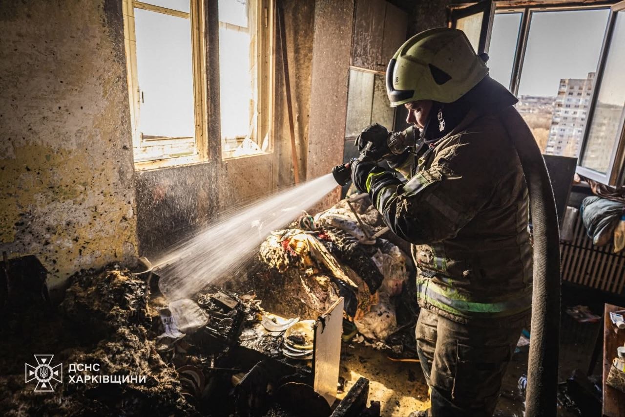 Рятувальники ДСНС гасять пожежу у квартирі багатоповерхового будинку у Харкові