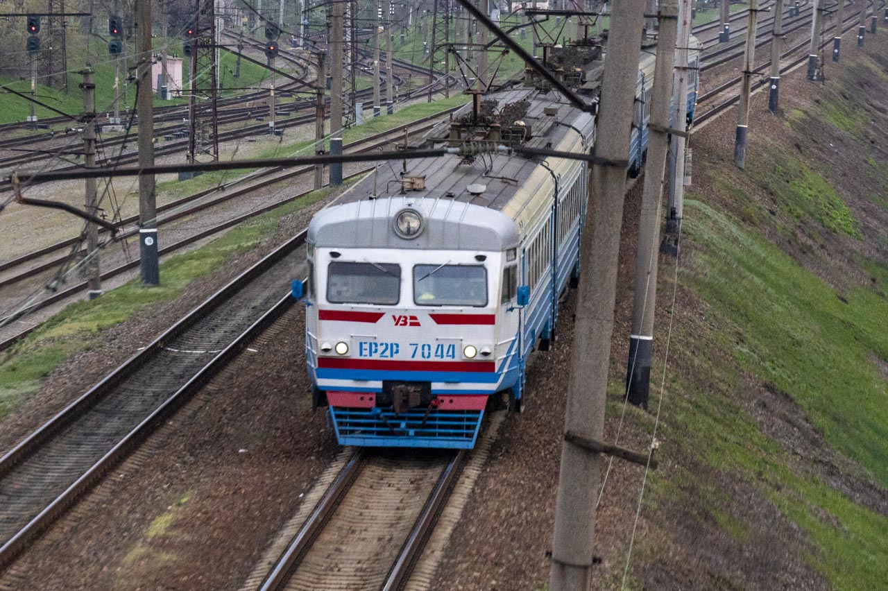 Приміський електропоїзд у Харківській області у квітні 2012 року, весна, рух залізничного транспорту