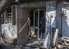 Місцевий мешканець входить у пошкоджений будинок після удару російського безпілотника у Харкові, 7 травня 2026