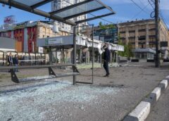 Скляний павільйон тролейбусної зупинки пошкоджений вибухом безпілотника у Харкові, 16 травня 2026